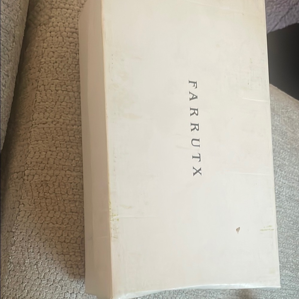 Farrutx White Shoe Box
